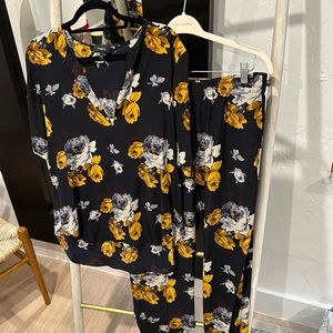 Theory matching set. Like new. The top is a M and the bottoms are size 12.